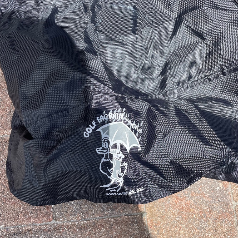 Golf bag rain cover universal model fits all 
With adjustable Velcro straps